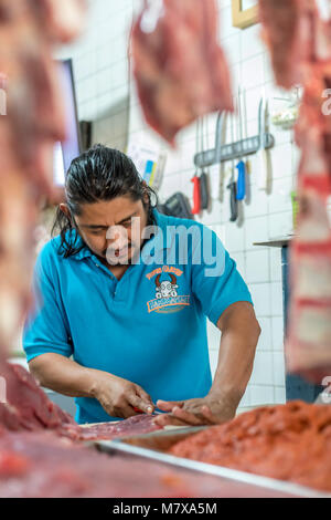 Oaxaca, Oaxaca, Mexiko - ein Arbeitnehmer Schnitte Fleisch auf dem Mercado zonalen Las Flores, eine Nachbarschaft in den Las Flores Nachbarschaft. Stockfoto