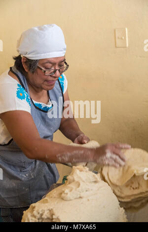 Oaxaca, Oaxaca, Mexiko - Modesta Hernandez Angeles macht tortillas an Ihrem Shop im Mercado zonalen Las Flores, eine Nachbarschaft in den Las Flore Stockfoto