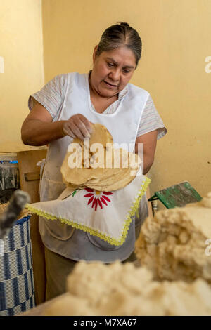 Oaxaca, Oaxaca, Mexiko - Gloria Hernandez Angeles zählt Tortillas für einen Kunden an Ihr Geschäft im Mercado zonalen Las Flores, eine Nachbarschaft Markt i Stockfoto