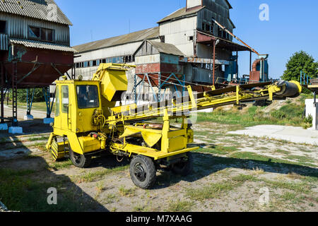 Das Korn des Laders ist Gelb in der Nähe der Grain Terminal. Stockfoto