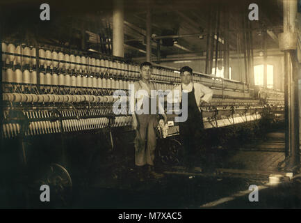 Zwei Jungen arbeiten in Mule Zimmer #4, in voller Länge Porträt, Wamsutta Mill, New Bedford, Massachusetts, USA, Lewis Hine für nationale Kinderarbeit Ausschuss, Januar 1912 Stockfoto