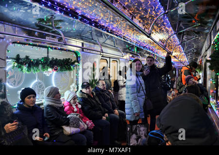 = In einem Reisebus der Reise zu Weihnachten Zug der Moskauer Metro=Während des Festivals "Reise nach Weihnachten" (zwischen dem 22. Dezember 2017 - 14. Januar 20 Stockfoto