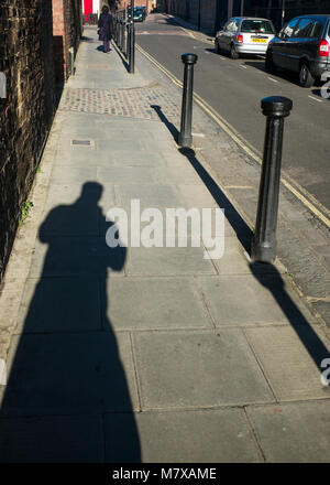 Schatten der Abbildung auf der Straße in hellem Sonnenlicht Stockfoto