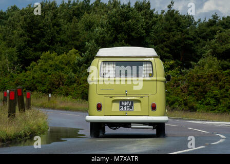 1972 Volkswagen Erker Camper mit Pop-top Stockfoto