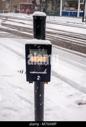 Fußgängerüberweg Systemsteuerung im Schnee London Street Scene abgedeckt Stockfoto