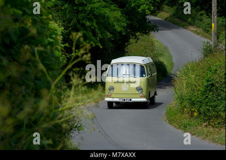 1972 Volkswagen Erker Camper mit Pop-top Stockfoto