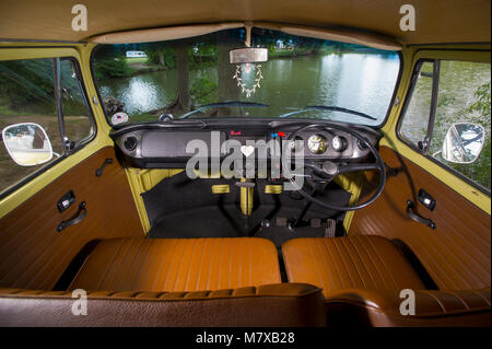 1972 Volkswagen Erker Camper mit Pop-top Stockfoto