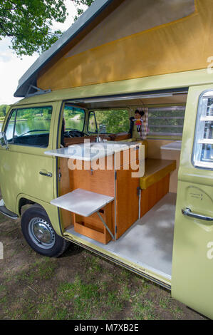 1972 Volkswagen Erker Camper mit Pop-top Stockfoto