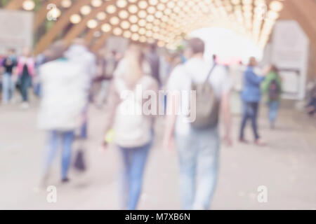 Wandern glückliches junges Paar im Park mit Rucksäcken. Verschwommen abstraktes Bild für Kreative hellen Hintergrund, pantone Fashion farben. Konzept moderne Stadt, Liebe, Lifestyle Stockfoto