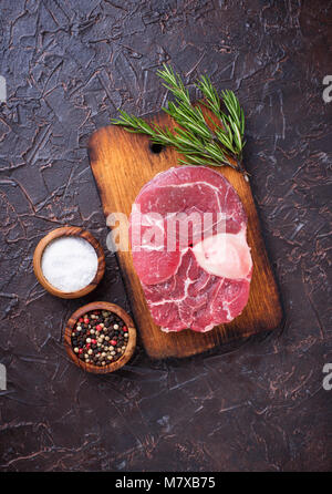 Rohes Fleisch Osso buco mit Gewürzen Stockfoto