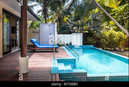 Private Terrasse und Schwimmbad von Luxuriöse Villa Stockfoto