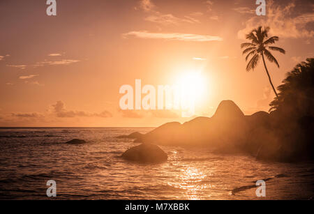 Erstaunlich Sonnenaufgang auf Silhouette Island, Seychellen Stockfoto