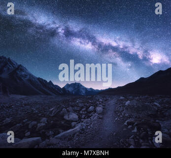 Platz. Milchstraße und die Berge. Fantastische Aussicht mit den Bergen und Sternenhimmel in der Nacht in Nepal. Durch die Berge und Himmel mit Sternen Trail. Hima Stockfoto