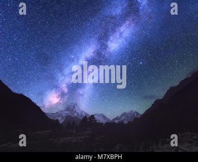 Platz. Milchstraße. Erstaunliche Szene mit Himalaya und Sternenhimmel in der Nacht in Nepal. Hohe Felsen mit schneebedeckten Gipfel und Himmel mit Sternen. Manaslu und Ihn