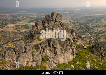 Schöne boulder Felsen auf dem Gipfel eines Berges in Monsanto Portugal Stockfoto