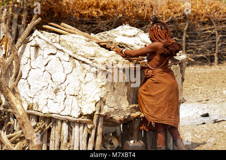 Frau Himba in seinem Dorf in der Nähe von Epupa Falls. Himbas sind normalerweise gefunden in der Nähe der Wasserfälle, wo Sie etwas Geld für Touristen posieren verdienen können, Namibia Stockfoto