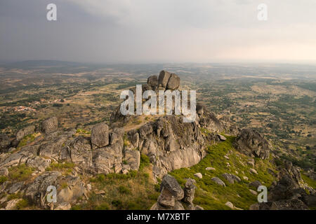 Schöne boulder Felsen auf dem Gipfel eines Berges in Monsanto Portugal Stockfoto