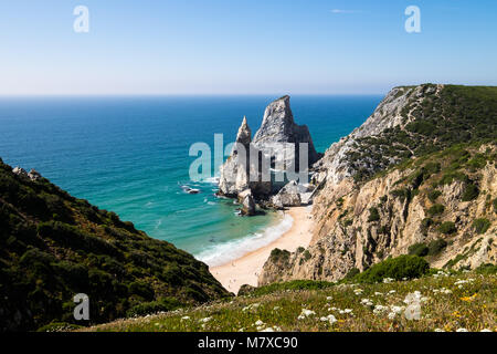 Wanderung hinunter nach Praia da Ursa Strand an einem sonnigen Tag, Portugal Stockfoto