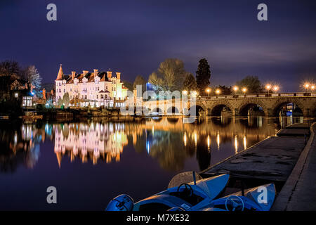 Maidenhead-Brücke über die Themse, Großbritannien, zeigt das Riviera Hotel bei Nacht Stockfoto