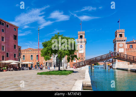 Venedig, Italien: Blick auf Türme und Brücke von berühmten Venezianischen Arsenal-Komplex des ehemaligen Werften und Waffenkammern, derzeit Naval Base und Museum. Stockfoto
