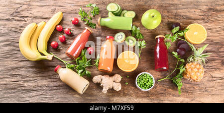 Frische organische Obst, Gemüse Smoothies und Säfte. Detox Diät. Ansicht von oben Stockfoto