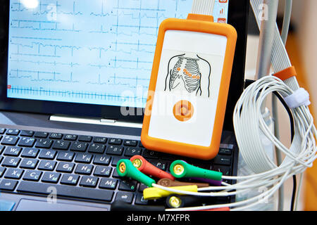 Tragbare medizinische Geräte für EKG mit Laptop Stockfoto