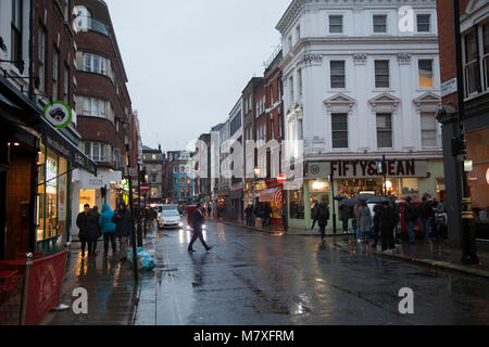 Old Compton Street in Soho, London bei Regenwetter - London, Großbritannien Stockfoto