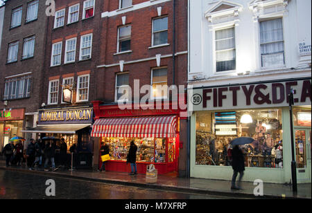 Old Compton Street in Soho, London bei Regenwetter - London, Großbritannien Stockfoto