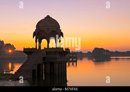 Sonnenaufgang über Gadi Sagar Tempel in Gadisar See, Jaisalmer, Rajasthan, Indien Stockfoto