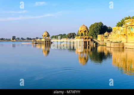 Gadi Sagar Tempel in Gadisar See, Jaisalmer, Rajasthan, Indien Stockfoto