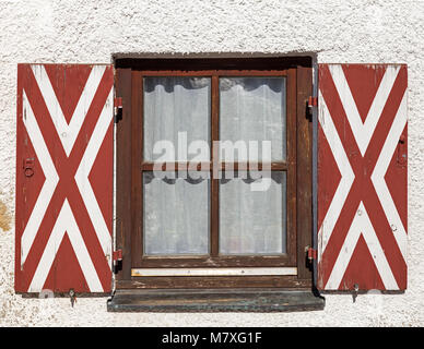 Alte verwitterte Fenster mit Fensterläden Stockfoto