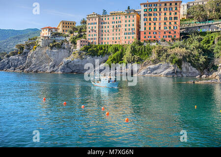 Rom, Italien, 23. Mai 2017 - ein Fischerboot zurück zum Hafen in der Stadt Camogli, Genua (Genova) Provinz, Ligurien, Mittelmeer, Italien Stockfoto