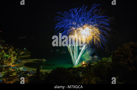 Schöne und pyrotechnische Feuerwerke in Recco, Italien / Feuerwerk in Recco, Genua, Italien Stockfoto