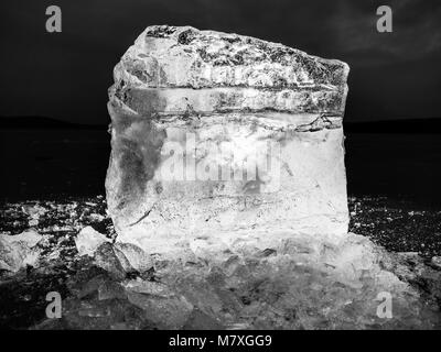 Detail Ansicht in ein Ice auf tiefe Kratzer und Risse. Cut Scholle gegen den Abendhimmel und Suchscheinwerfer. Stockfoto
