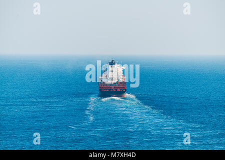 Blick auf die Fracht Fähre vom Stern Stockfoto