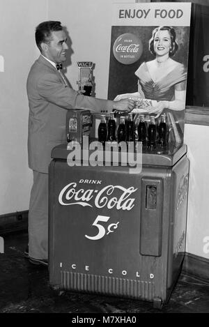 1940 USA Automaten Coca Cola Maschine an WACE Radio, Chicopee, Massachusetts, USA Stockfoto