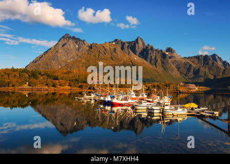 Fischerboote und Yachten auf Lofoten in Norwegen Stockfoto