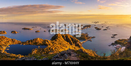 Blick vom Mount Festvagtinden oberhalb des Dorfes Henningsvær, Norwegen Stockfoto