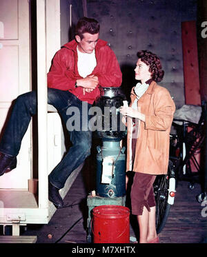 Rebellen ohne CAIUSE 1955 Warner Bros Film. James Dean und Natalie Wood während einer Pause bei den Dreharbeiten. Stockfoto