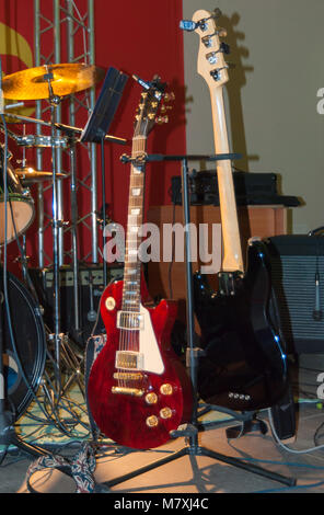 Zwei Gitarren fertig für das Konzert Stockfoto