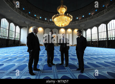 (Von links nach rechts) Chief Executive der historischen England Duncan Wilson, Erbe Minister Michael Ellis, Generaldirektor des Regent's Park Moschee Dr. Ahmad Al Dubayan und Autor Der britische Moschee Shahed Saleem, im Gebet Halle in das Regent's Park Moschee in London, die neu bei Grad II * im Historischen England gelistet. Stockfoto