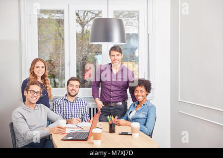 Gruppe von jungen Studenten als ein multikulturelles Business Team im Konferenzraum Stockfoto