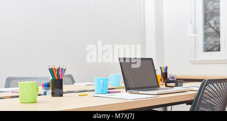 Computer Arbeitsplatz in einem Coworking Büro für kreative Freiberufler Stockfoto