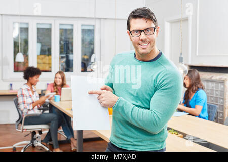 Junger Mann als Berater oder Unternehmer präsentiert eine Idee Stockfoto