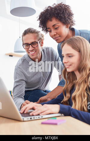 Studenten als junges Start-up-Teams im e-Learning am Laptop Stockfoto
