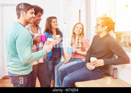 Gruppe von lächelnden Studenten im Cafe Kaffee in der Pause Stockfoto