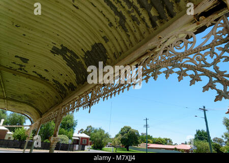 Altes Eisen plattiert Dach mit Gitter Dekoration, Heu, New South Wales, Australien. Stockfoto