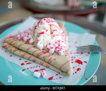 Kuchen, Crepes, Käsekuchen und Desserts Stockfoto