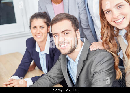 Erfolgreiche junge Geschäftsleute oder Studenten als Business Start-up Team Stockfoto