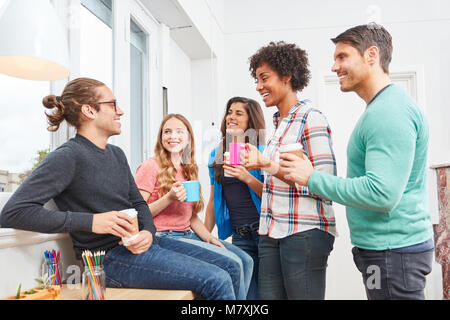 Junge Start-up Team von Studenten in einem kleinen Gespräch während einer Kaffeepause im Büro Stockfoto